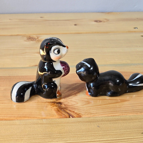 Vintage Skunk Salt & Pepper Shakers Hand Painted - Picture 6 of 9